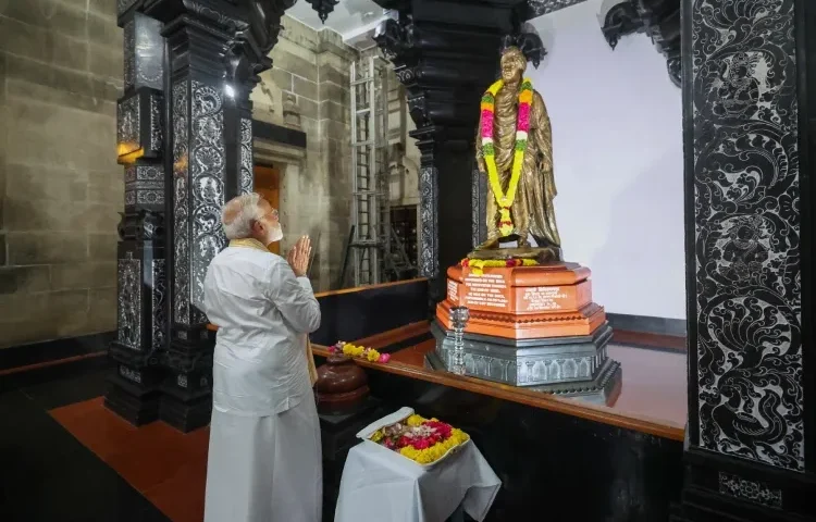 Prime Minister Narendra Modi paying tribute to Swami Vivekananda