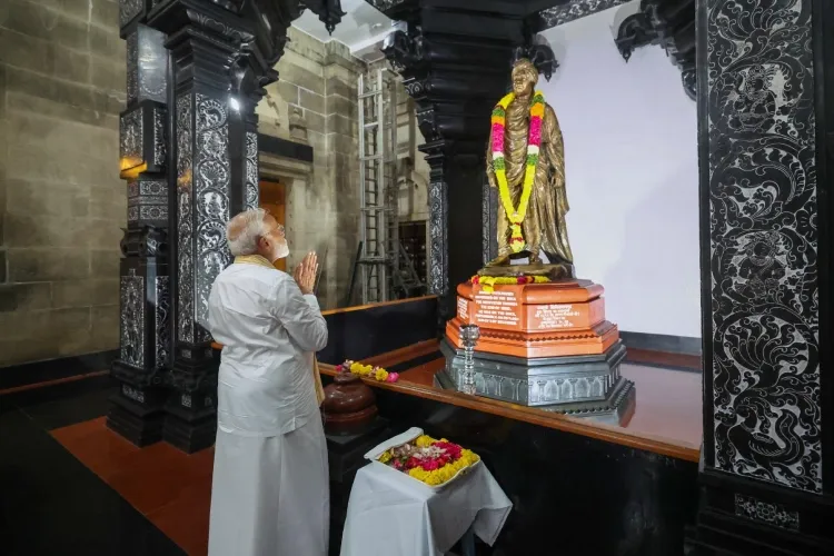 Prime Minister Narendra Modi paying tribute to Swami Vivekananda
