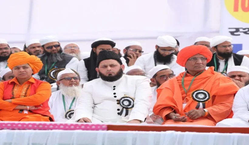 Maulana Khalid Rasheed with Arya samaj leader swami Agnivesh at the interfaith meet